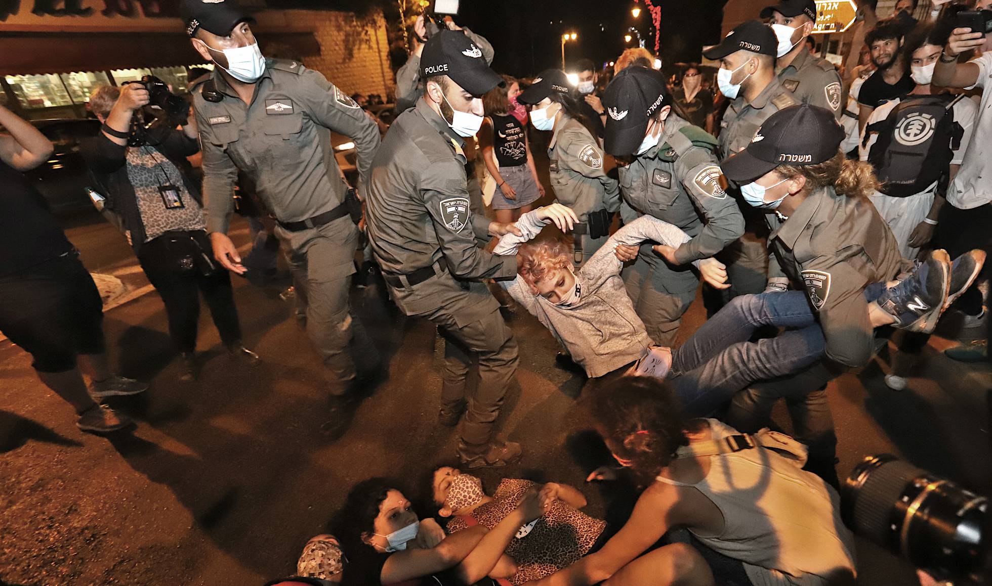 La Policía de Frontera retira a la fuerza manifestantes en las afueras de la residencia oficial del PM Netnayahu.