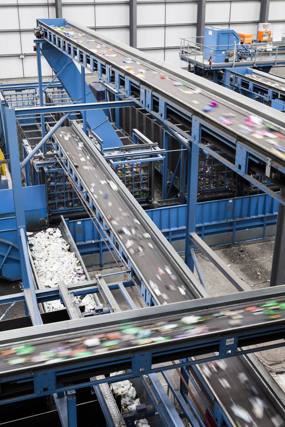 Planta de reciclaje. Uno de los grandes retos de la industria cosmética es fabricar envases cuyos distintos materiales se puedan separar con facilidad para ser reutilizados.
