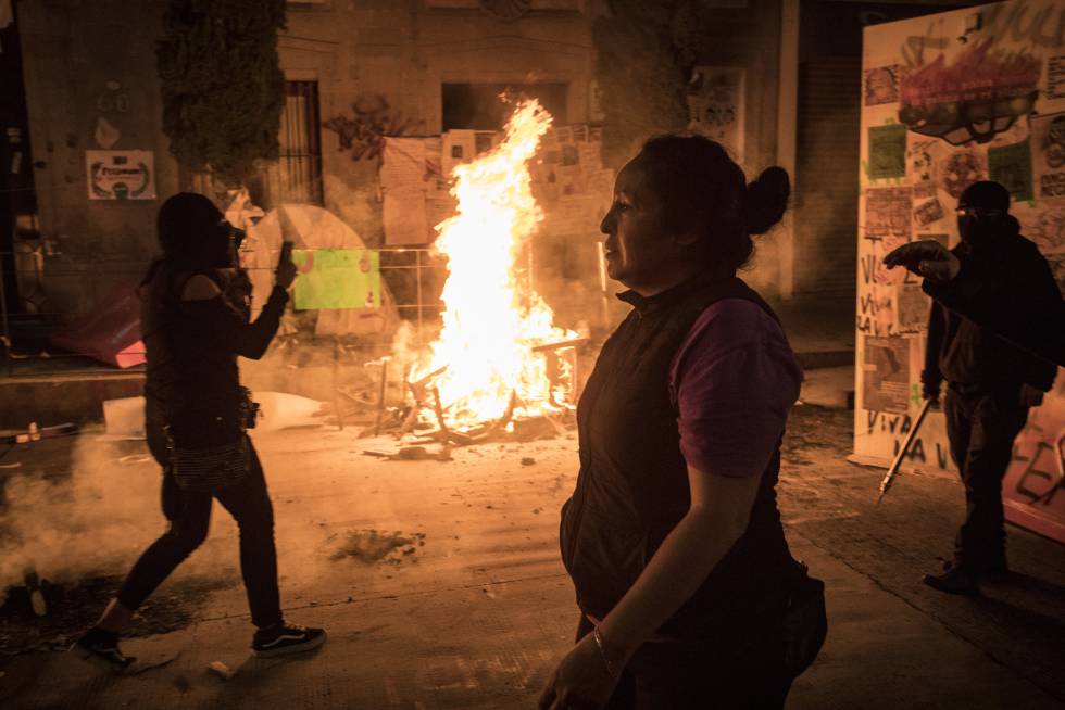 Yesenia Zamudio, en conjunto con integrantes del Frente Nacional Ni Una Menos se manifestaron la madrugada del 11 de Septiembre de 2020, en el exterior de la Comisión Nacional de Derechos.