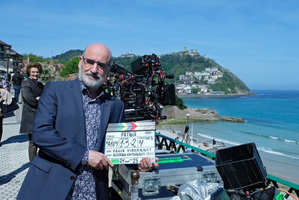 El escritor Fernando Aramburu, autor de 'Patria', durante su visita al rodaje de la serie en el verano de 2019.