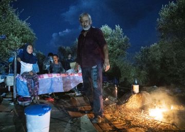 Noche al raso en los escombros de Moria (Lesbos), en imágenes