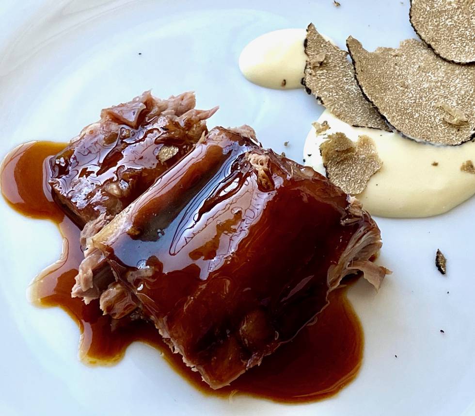 Cola de atún asada y glaseada como un jarrete de ternera. ( Extra del Menú 2020) J.C. CAPEL