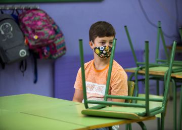 Un niño en el primer día de curso en la Escola Catalònia, en el distrito de Sant Martí, en Barcelona.