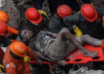 Personal de rescate de la Fuerza Nacional de Manejo de Desastres (NDRF por sus siglas en inglés) rescatan de los escombros, a un superviviente del edificio residencial derribado en la madrugada en el poblado de Bhiwandi, próximo a la capital financiera de Bombay, India, hoy 21 de Septiembre. Al menos diez personas murieron este lunes tras el derrumbe de un edificio residencial en el estado de Maharashtra, en el oeste de la India, mientras que alrededor de una veintena continúa atrapada bajo los escombros.