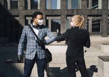 “Nuestra mente rellena lo que no vemos”: por qué parecemos más guapos con mascarilla
