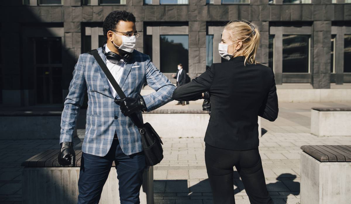 “Nuestra mente rellena lo que no vemos”: por qué parecemos más guapos con mascarilla