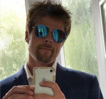Meads en una de las fotos de su cuenta 'Brad Pitt look alike'.