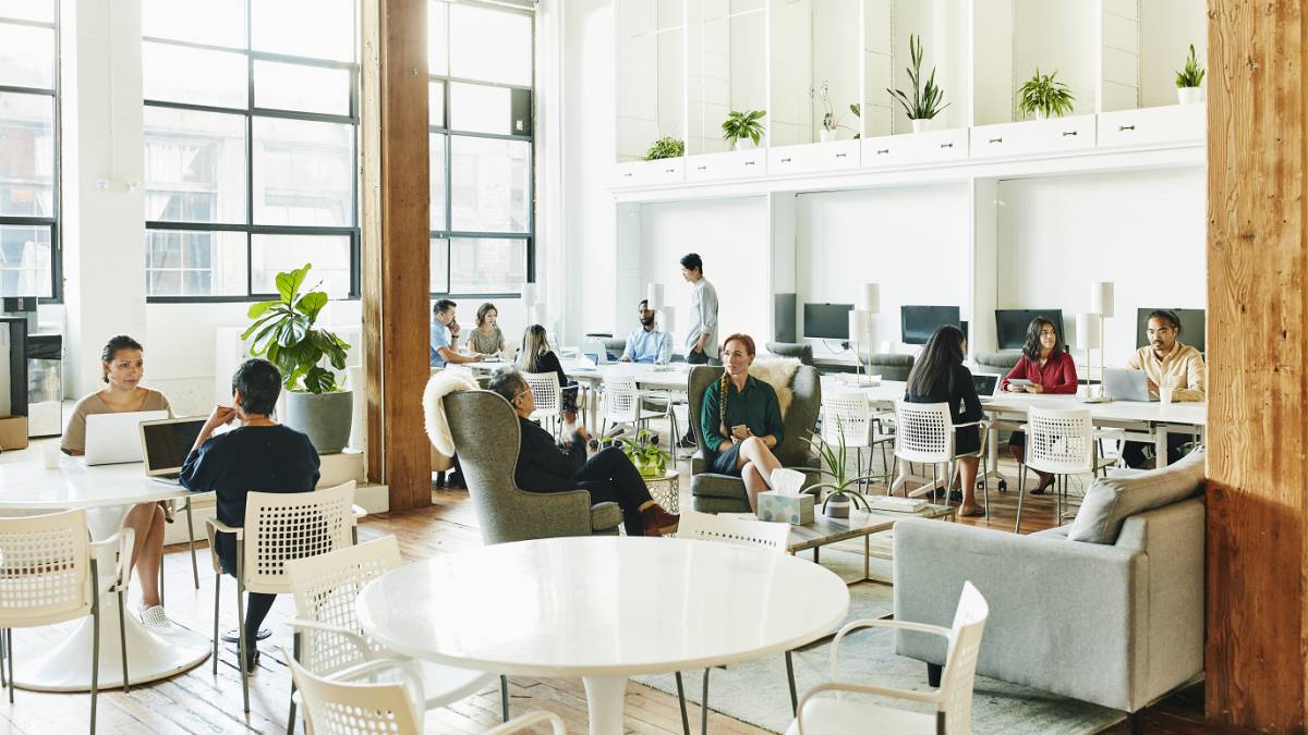 Personas felices en compañías rentables
