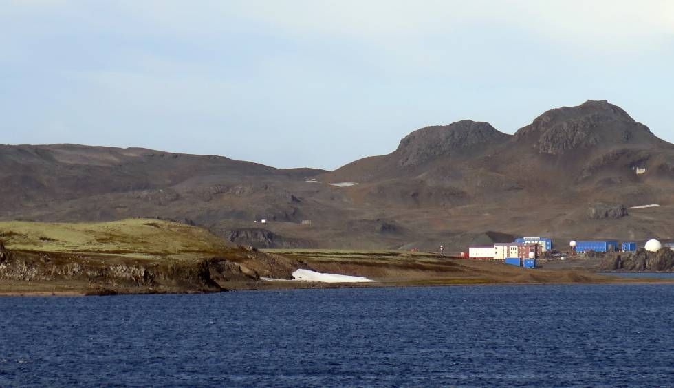 Un paisaje 'verde' y sin casi hielo. Así se veía el pasado 11 de febrero a la isla antártica Rey Jorge desde el 'Hespérides'.