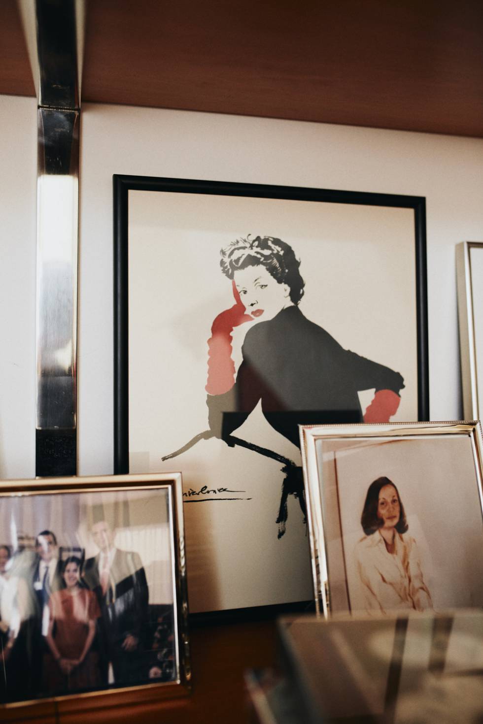 Fotografías y dibujos de Federico Correa que decoran su casa, como el de Pilar Pries, el amor de su vida, que retrató con guantes rojos.