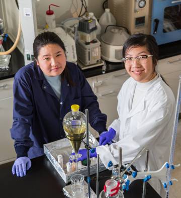 Miranda Wang y su amiga y socia Jeanny Yao. Juntas fundaron la compañía BioCellection. ©RolexBart Michiels