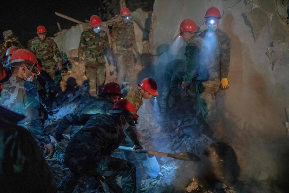 Equipo de rescate en la ciudad de Ganja.