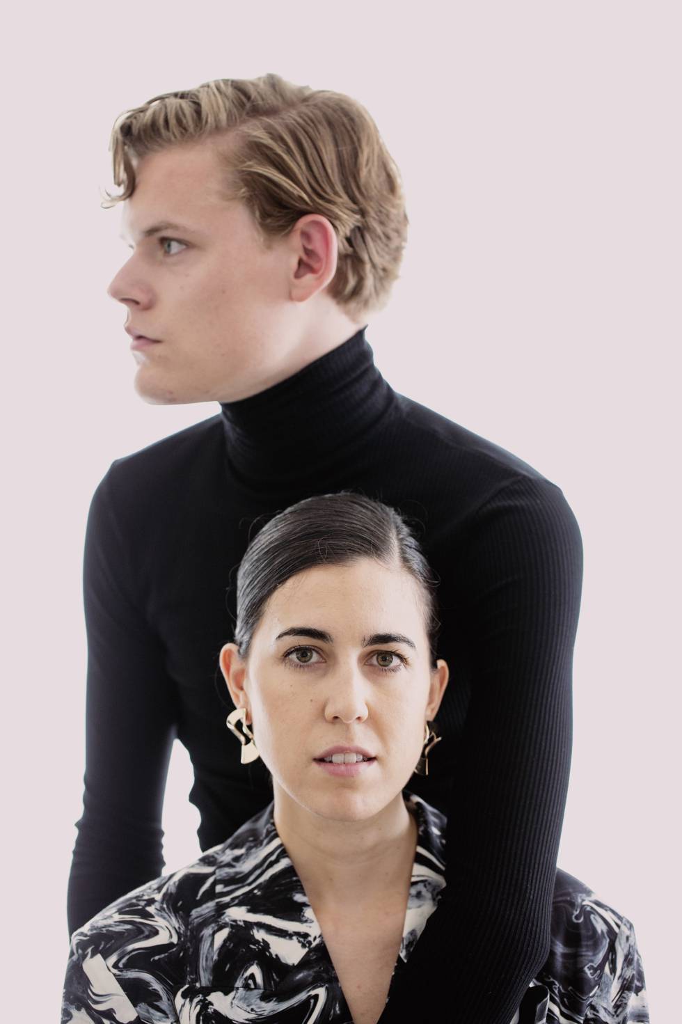 La diseñadora Carlota Barrera y el modelo y amigo de la firma Gustav.