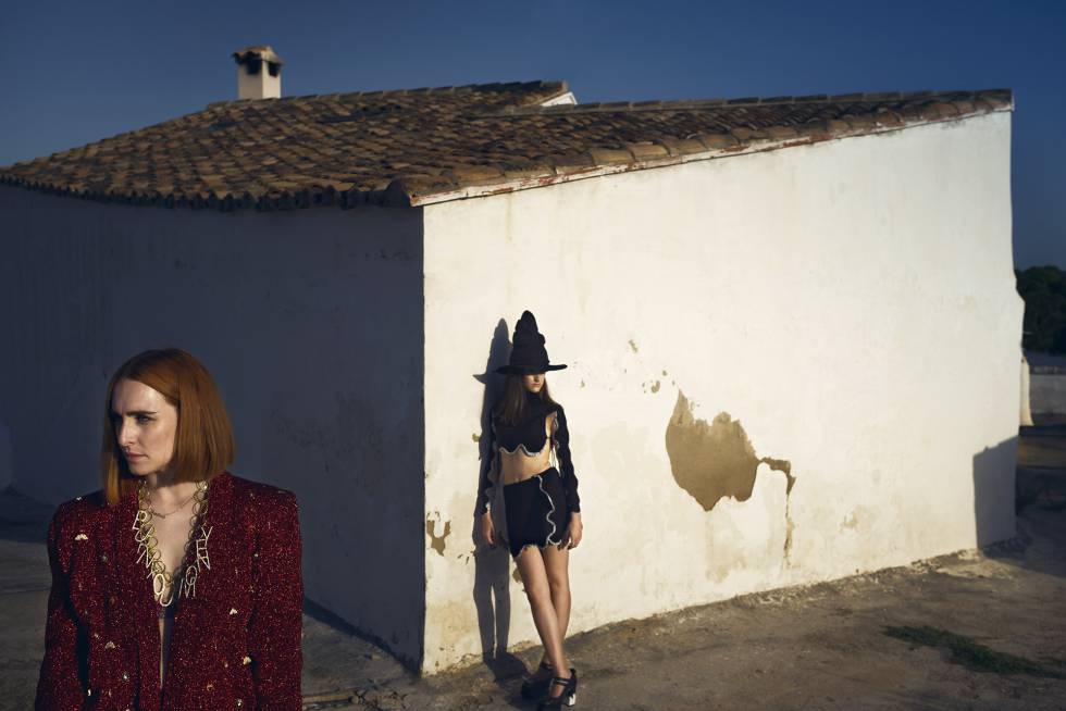 Anaïs Vauxcelles, creadora de 404 Studio, y su prima y modelo Andrea Chumillas.