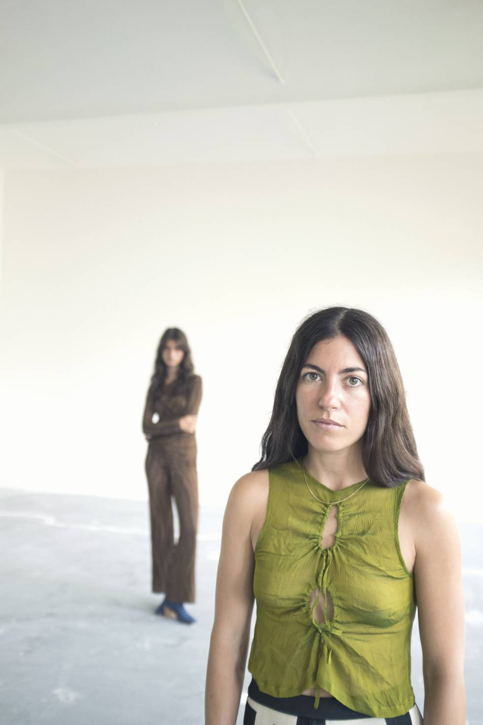 En primer plano, Paloma Lanna, fundadora de Paloma Wool, y la modelo y amiga de la marca Paula Anguera.