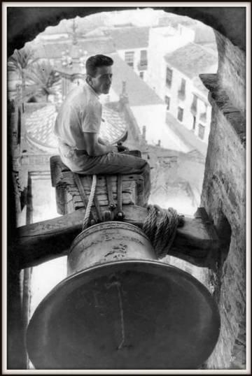 El famoso campanero Joaquín Ramírez, 'Kícalo'. Archivo histórico de la Asociación de Campaneros de Utrera, años sesenta.