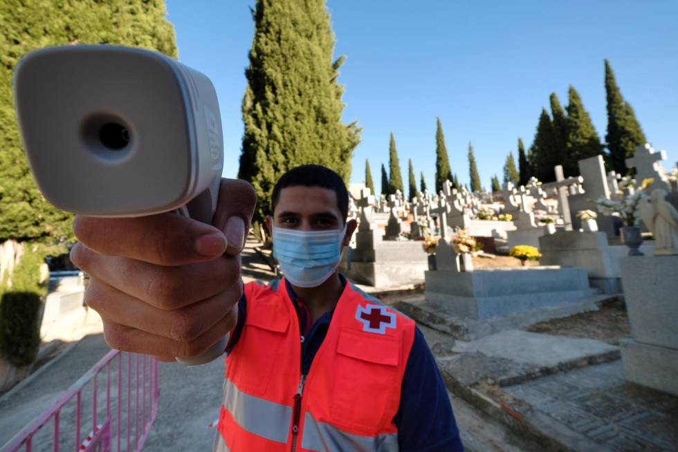 Un vigilante toma la temperatura en el cementerio de Toledo.
