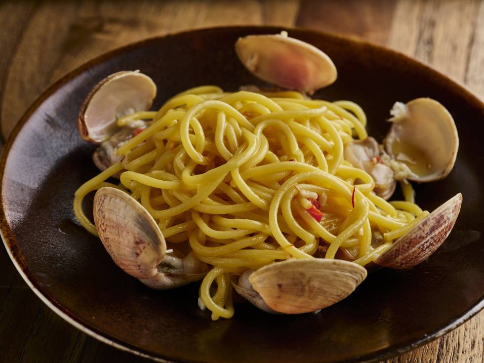 Espaguetis con almejas y mantequilla al azafrán