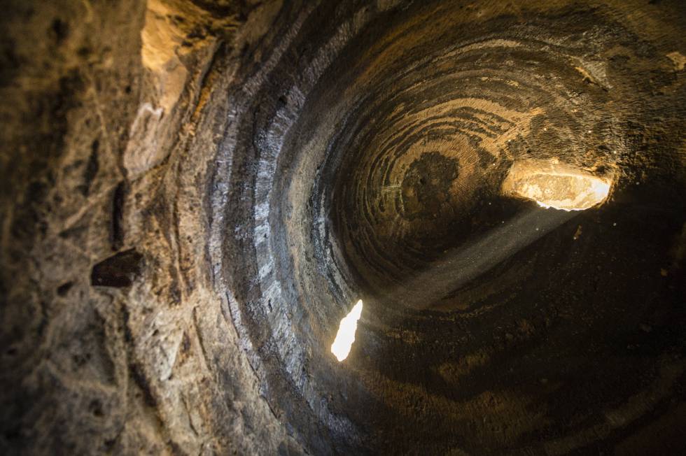 Interior de la cueva C6 de Risco Caido.