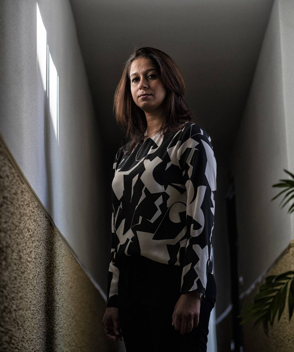 Widad Maski. Cuidadora, 35 años . Estudió Biología en Marruecos. En el confinamiento, fue despedida de la casa donde cuidaba a unos ancianos. El proceso para regularizarse se ha paralizado. Sobrevive gracias a la ayuda de una ONG y vive en uno de sus pisos.