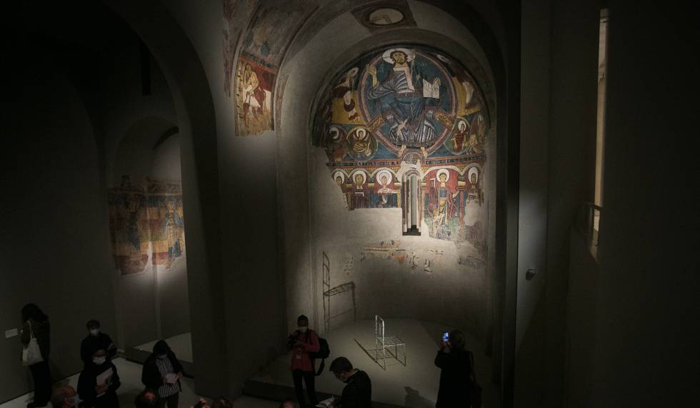 Silla de Jaume Xifra (1974), junto al Cristo en Majestad de Taüll.