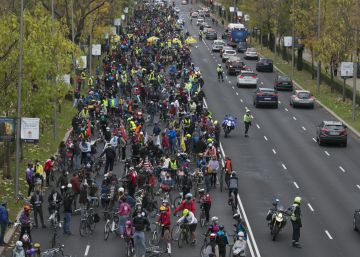 Miles de personas se manifiestan en bicicleta para exigir carriles bici al Ayuntamiento de Madrid