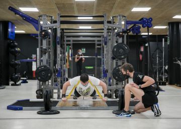 Un cliente se entrena en el gimnasio Dir Diagonal, en Barcelona.