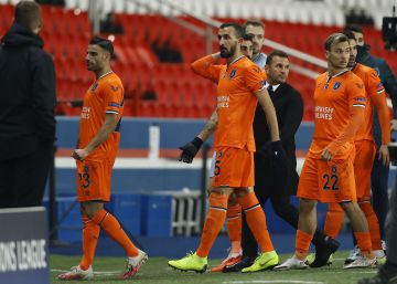 PSG y Estambul interrumpen el partido de Champions para denunciar el racismo de un árbitro, en imágenes