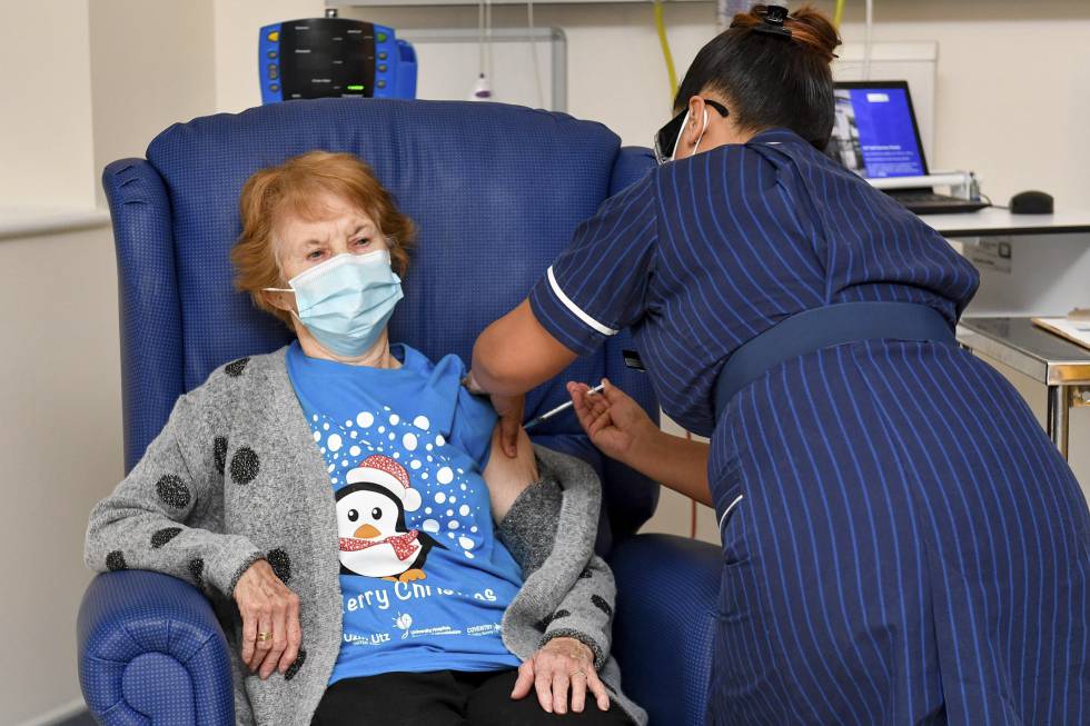Vacunada a los 90. Una enfermera del Hospital Universitario de Coventry (Inglaterra) administra a la paciente Margaret Keenan, de 90 años, la vacuna de PfizerBioNtech contra la covid, el pasado 8 de diciembre. Keenan se convirtió así en la primera persona en ser vacunada en el Reino Unido, que se adelantó a otros países europeos y a Estados Unidos en la autorización de este inyectable contra el coronavirus.