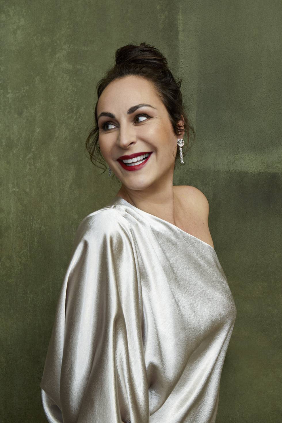Ana Milán va con vestido de Purificación García, pendientes de Bulgari y, para dar luminosidad a la mirada, lleva el contorno de ojos Advanced Génifique Yeux Light Pearl Sérum, de Lancôme.