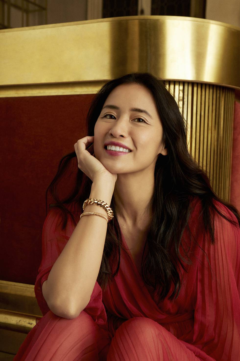 Xuan Lan lleva vestido de Christian Dior, pulsera y reloj Panthère, ambos de Cartier, y el corrector de larga duración Teint Idole Ultra Wear Camouflage, de Lancôme.