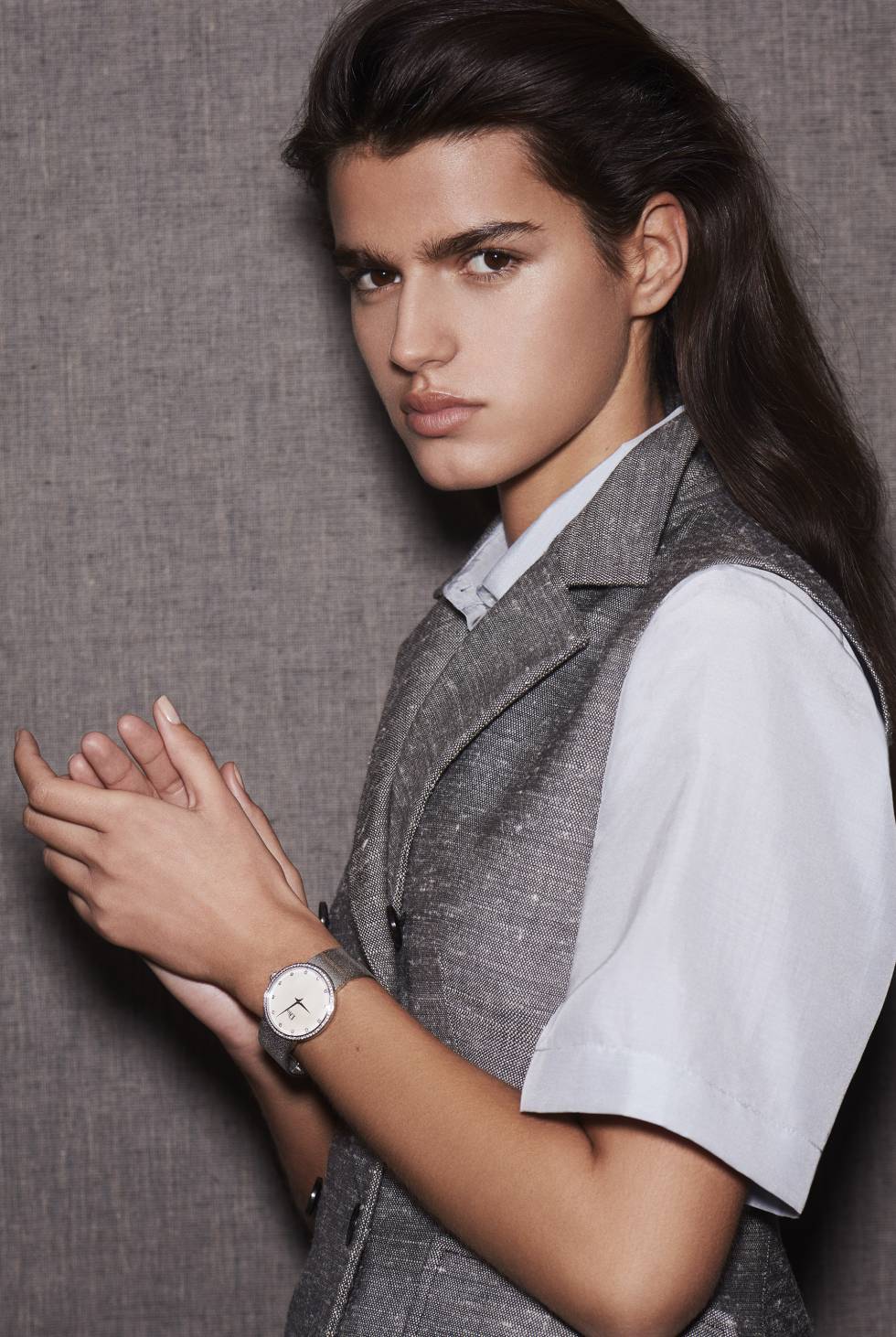 Chaleco, camisa y reloj D de Dior Satine Acero, con diamantes y madre perla blanca, de Dior Horlogerie.