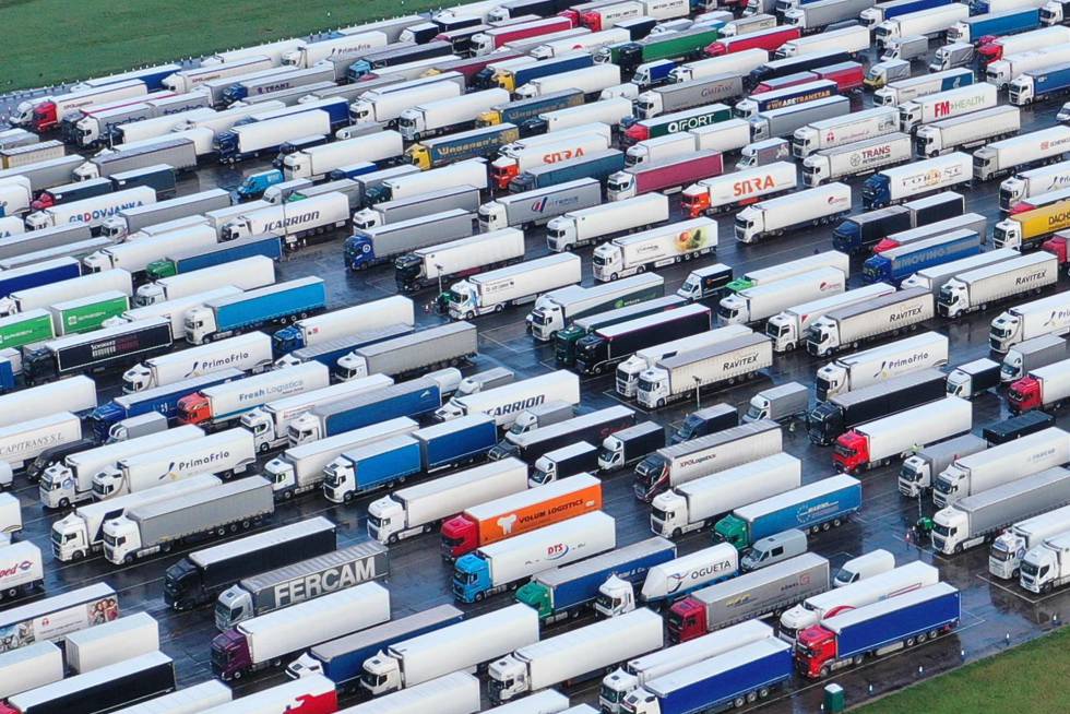 Camiones estacionados en el aeropuerto de Manston.