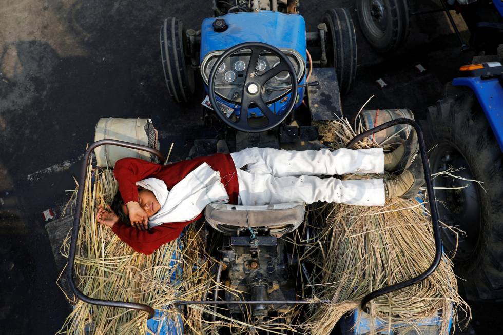 Un niño duerme en un tractor en Delhi-Uttar Pradesh (India).