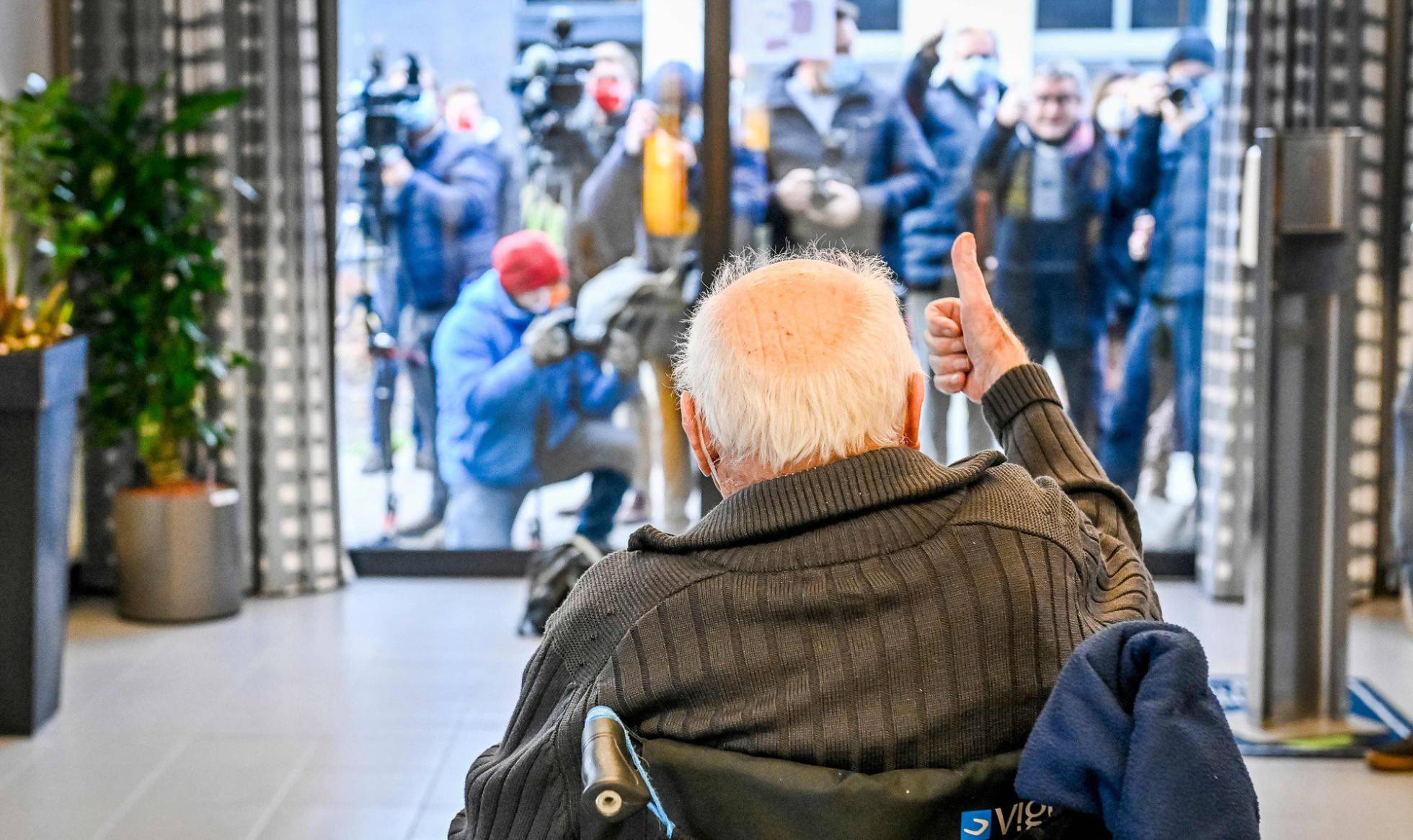 Un anciano tras ser vacunado contra el coronavirus, en Puurs (Bélgica).