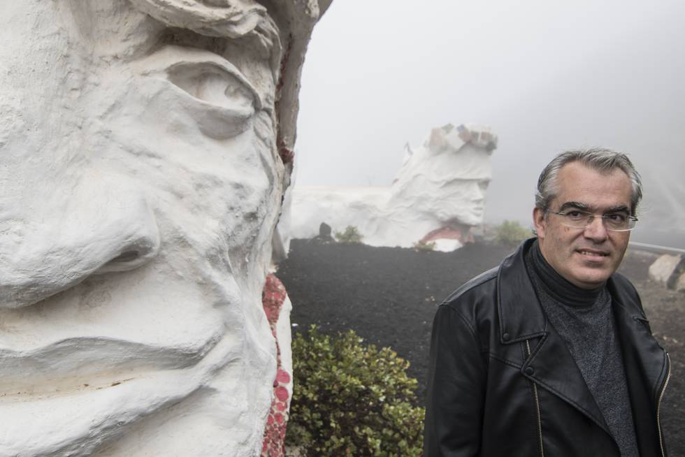 El artista Rubén Armiche, ante su escultura en homenaje a la bajada de la Virgen, procesión que se celebra cada cuatro años el primer sábado de julio.
