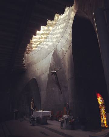 Presbiterio de la Iglesia de Santa Ana de Miguel Fisac en Moratalaz (Madrid).