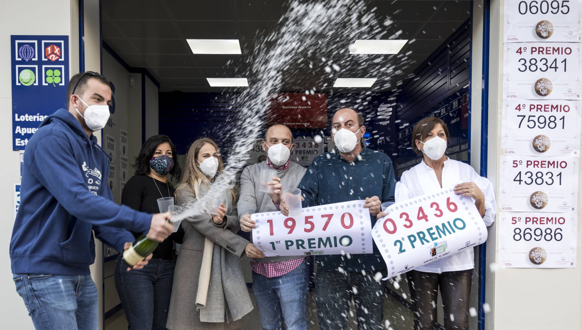 Celebración del primer y segundo premio del sorteo de El Niño en Manises (Valencia).