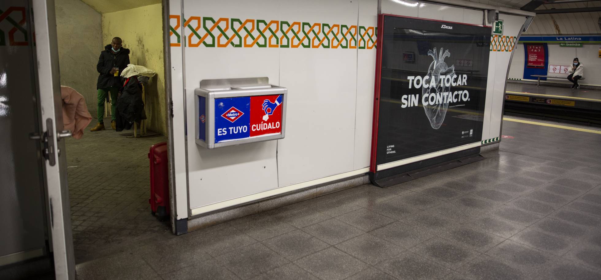 El metro, un refugio para los sin techo