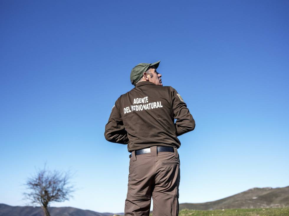 Jesús Cañas observando aves durante su jornada de trabajo.