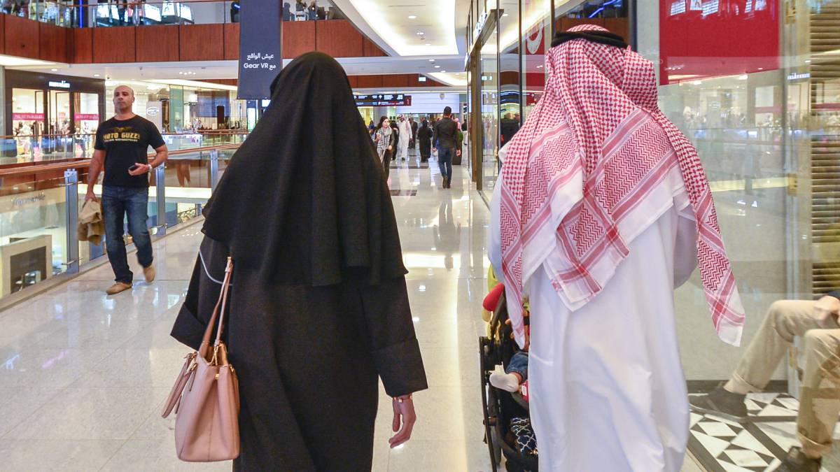 Una pareja en un centro comercial de Dubái.