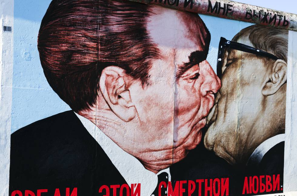 Bruderkuss, el beso de tornillo entre el ruso Leonid Bréznev y el dirigente comunista alemán Erich Honecker, del muralista ruso Dimitri Vrubel, en la East Side Gallery de Berlín.