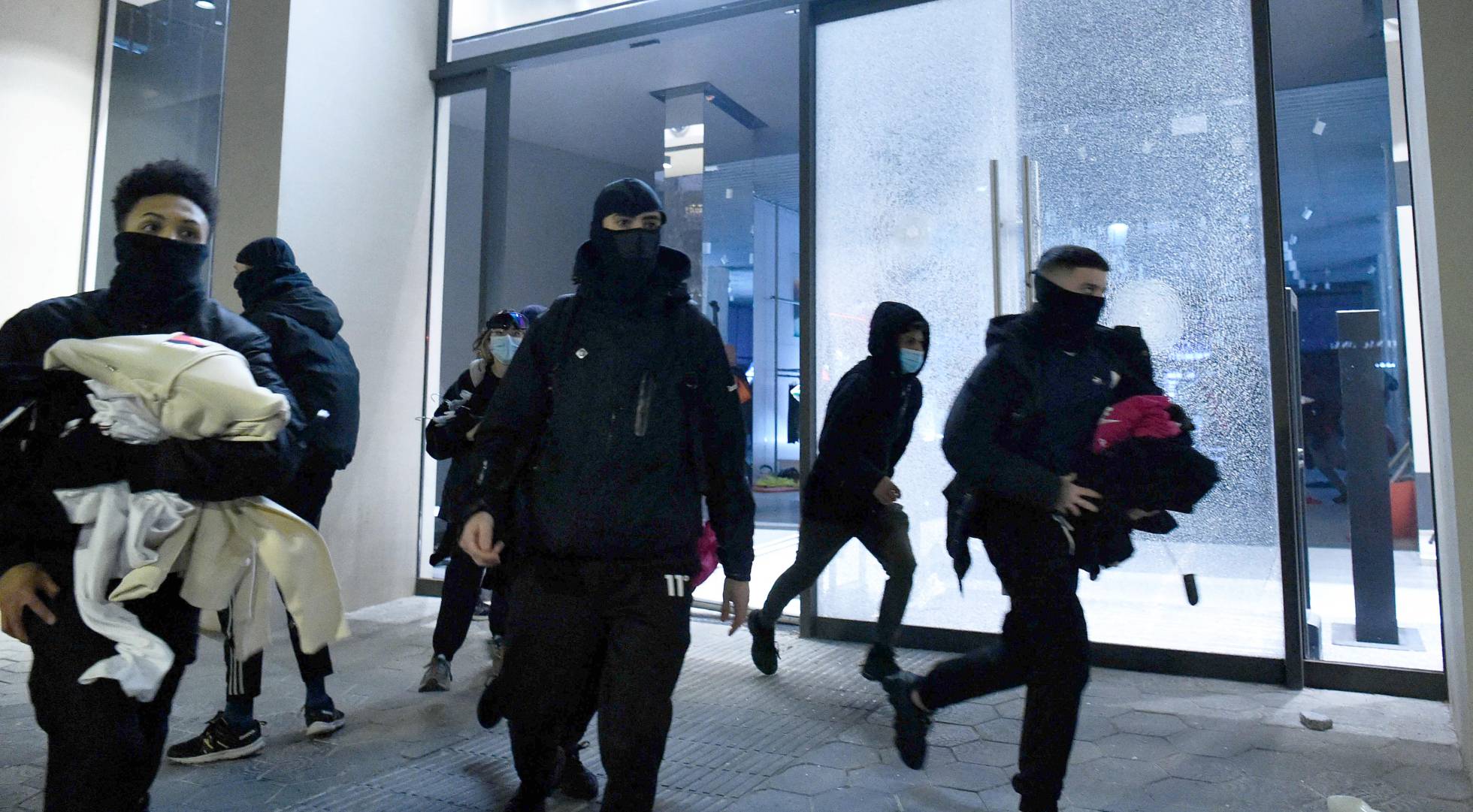 Manifestantes saquean una tienda durante las protestas.