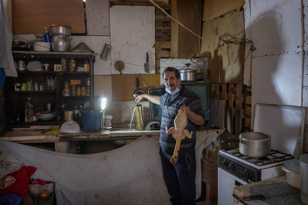 Youssef, en el interior de su chabola instalada en uno de los asentamientos de Lucena del Puerto, Huelva.