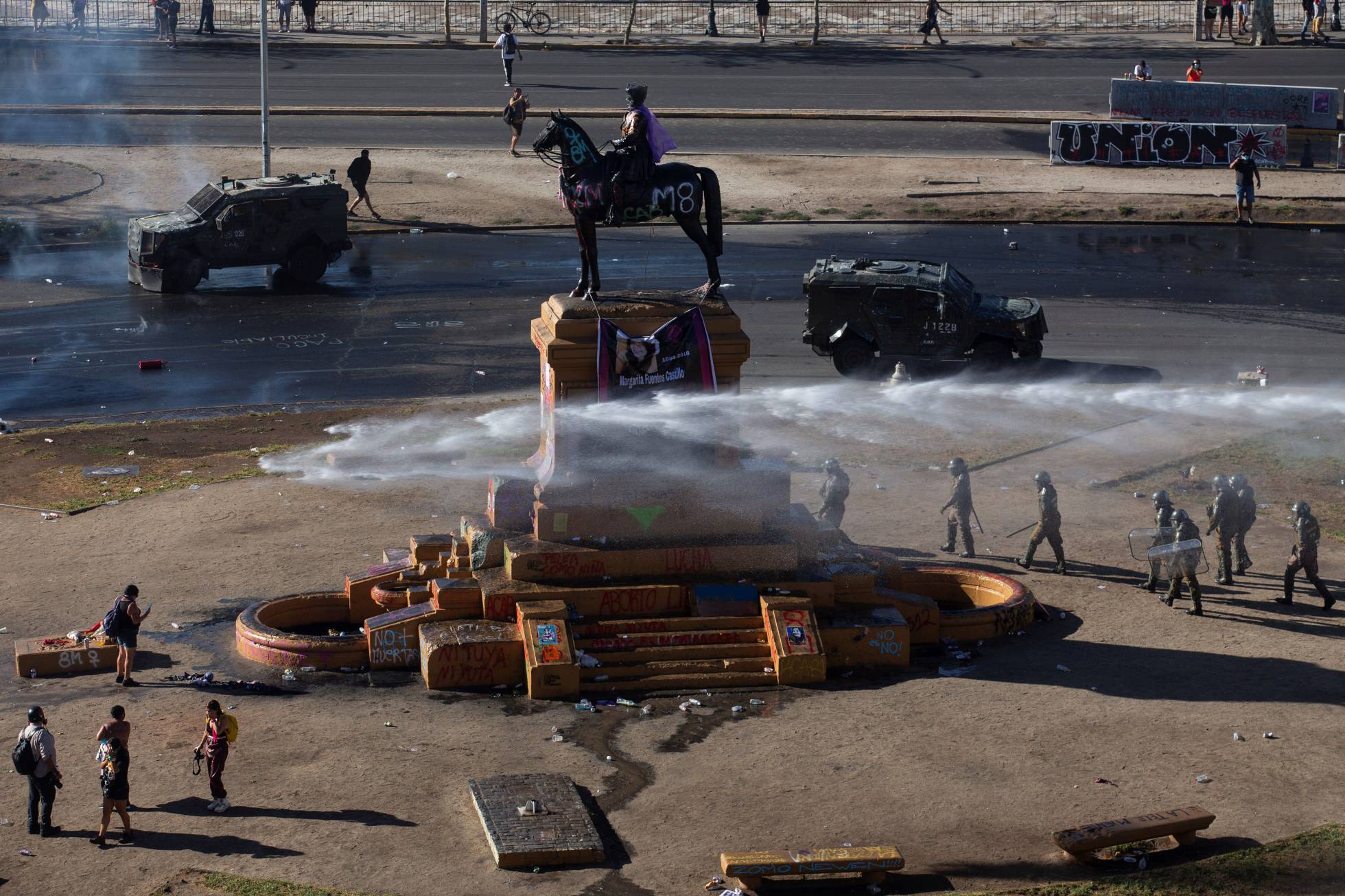 Fuerzas Especiales de Carabineros dispersan a las mujeres que se congregan con motivo del Día Internacional de la Mujer en la Plaza Italia, el 8 de marzo de 2021.