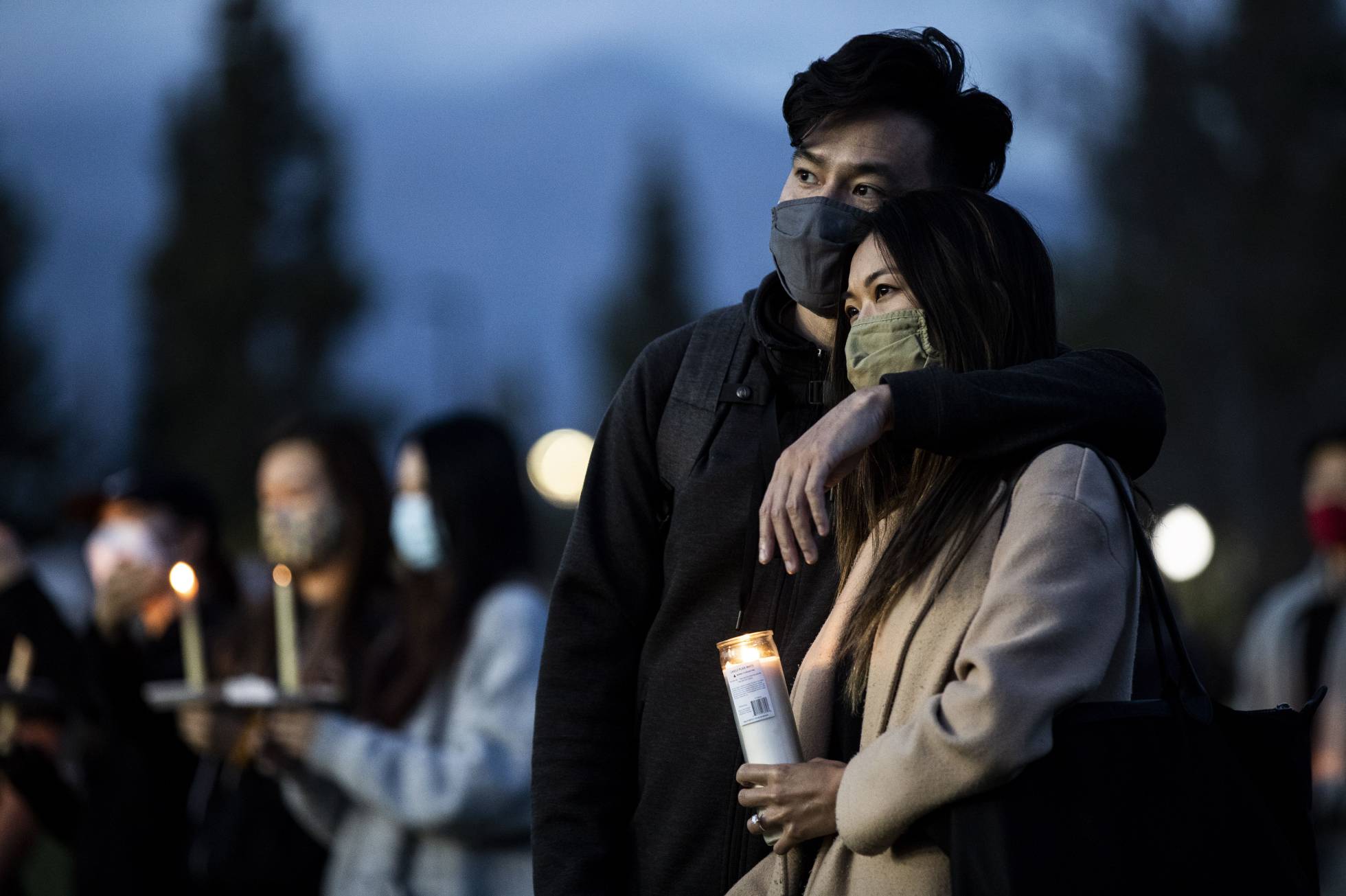 Una pareja se abraza durante una manifestación contra el racismo a personas asiáticas en Alhambra, California, el 20 de marzo de 2021.