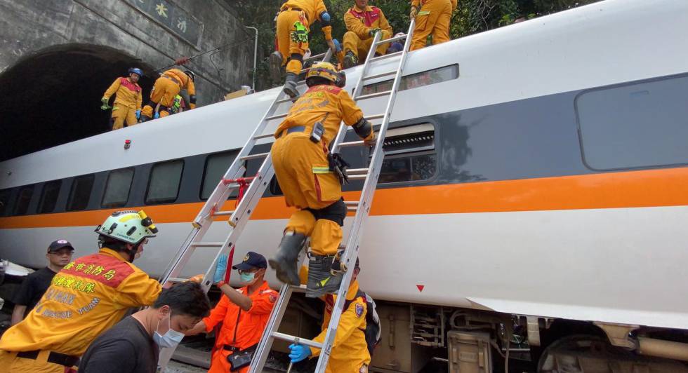 El descarrilamiento de un tren en el este de Taiwán, en imágenes