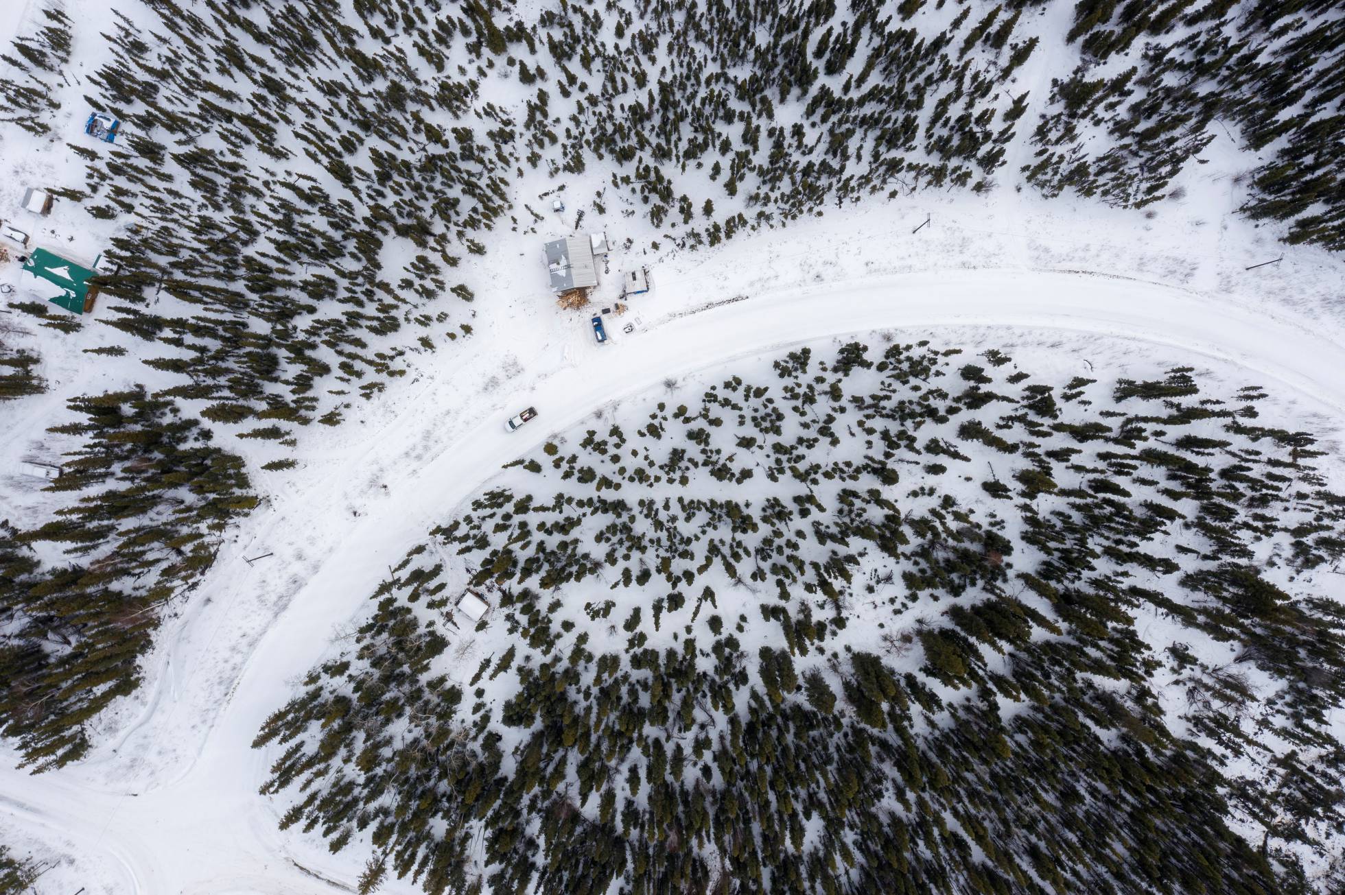Un residente de la aldea tribal conduce cerca del sitio de vacunación (COVID-19) en Eagle, Alaska, EE. UU., 31 de marzo de 2021.