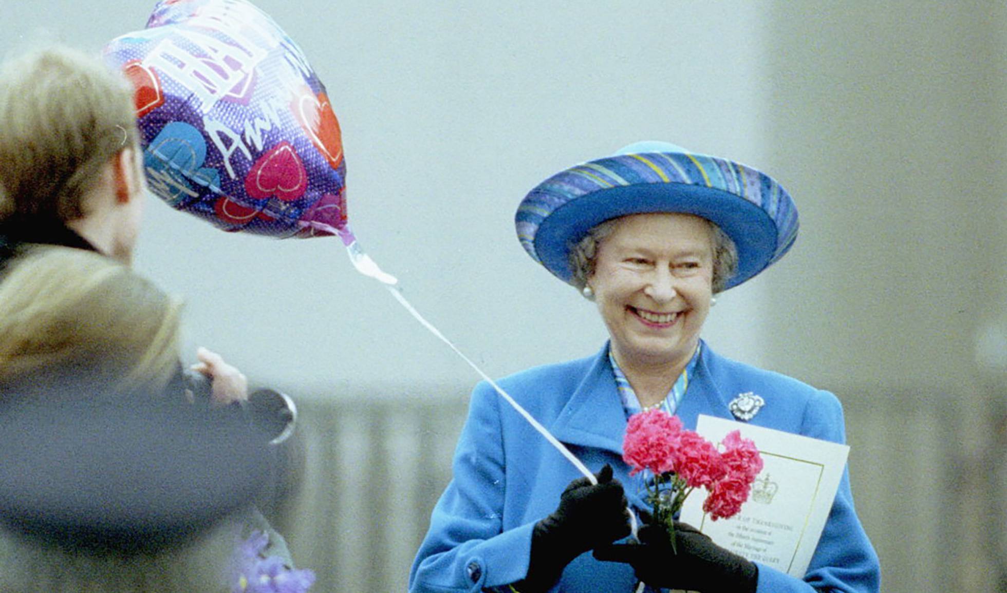 El álbum fotográfico de los 95 años de Isabel II