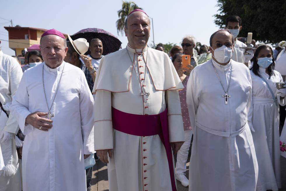 La visita del representante del Papa en México a Aguililla, en imágenes